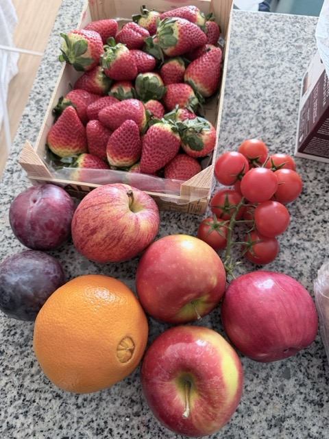 Fresh veg and fruits from the market. Only 5 euro total.